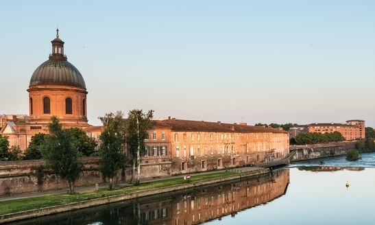 Le dôme de l'hôpital la Grave vu depuis le Pont Neuf